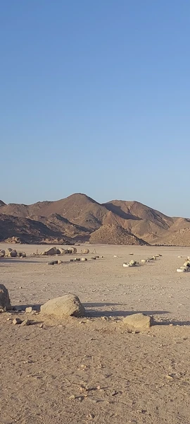 надо обязательно трекенговые кросовки для подъёма на горру, что б увидеть закат и русскоязычного рассказчик про