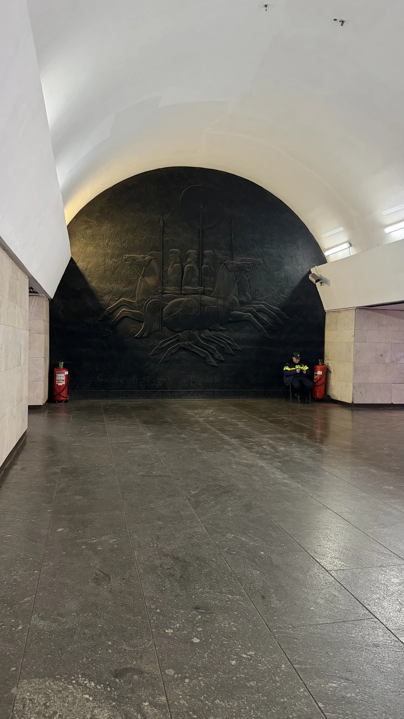 Благодарим Александра за замечательную экскурсию о метро, узнали много интересных деталей, истории с национальным отражением на