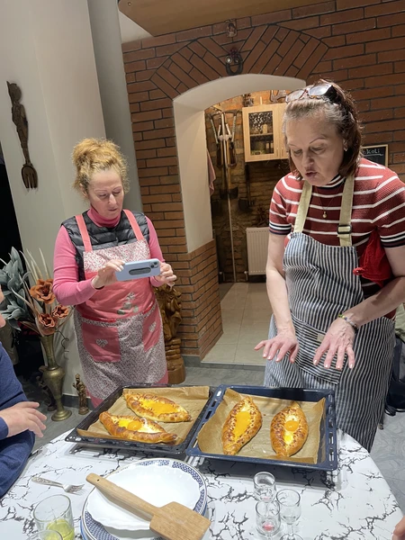 С огромным удовольствием провели вечер компанией в доме гостеприимных хозяев Гии и Светланы. Нас познакомили с