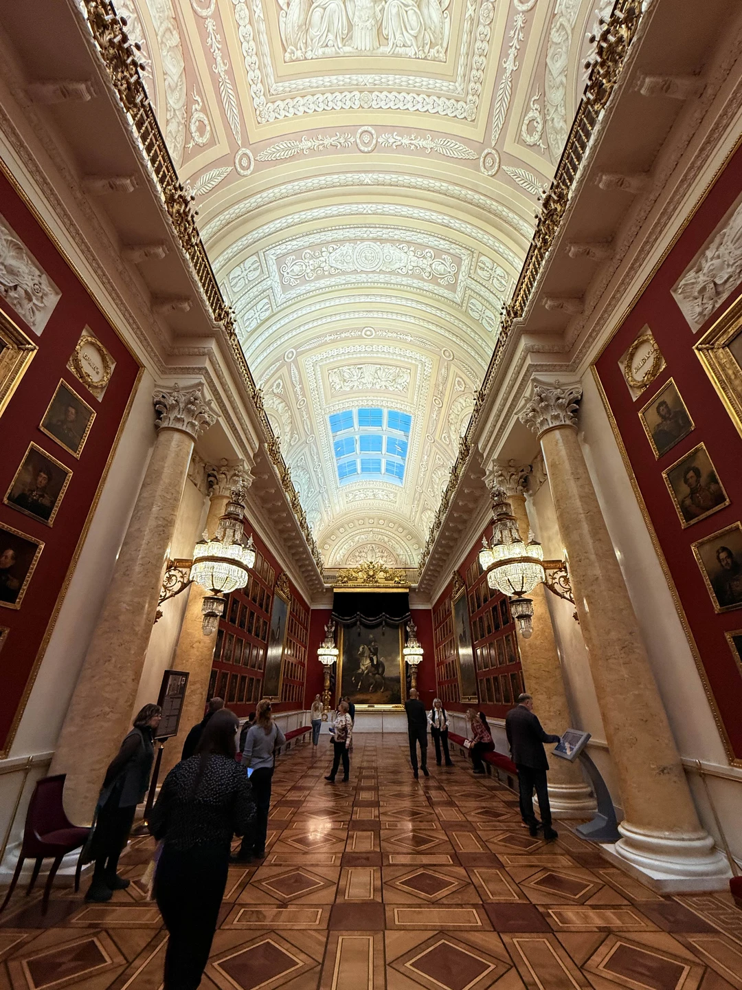 Экскурсовод Виктор просто потрясающий, заинтересовал всех) очень интересный материал, видно, что человек погружен на 100%! Историк