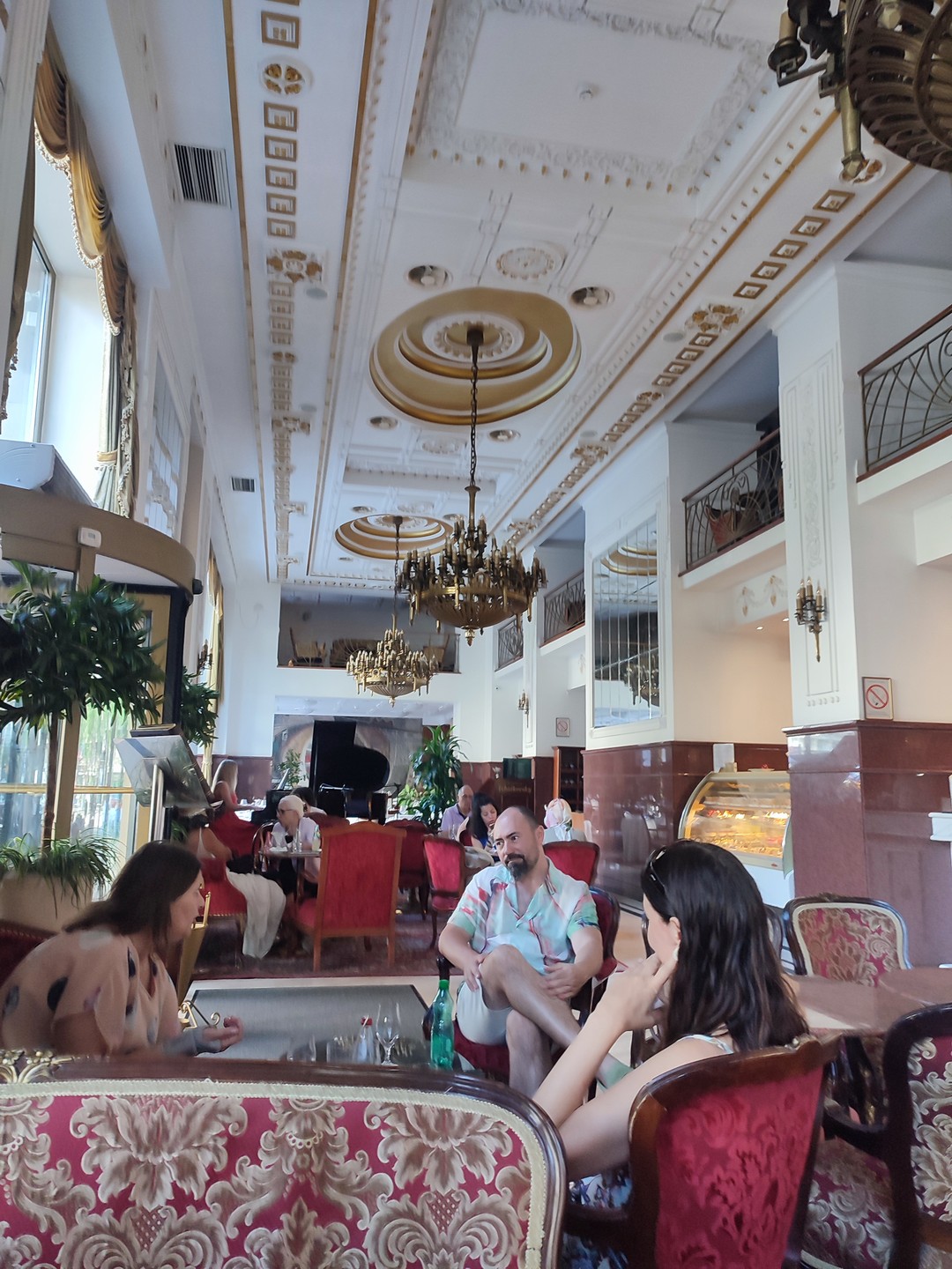 Прекрасный, очень интересный рассказчик. Доброжелательный, немного ироничный. Экскурсия не перегружена, но при этом, крайне содержательна. Однозначно