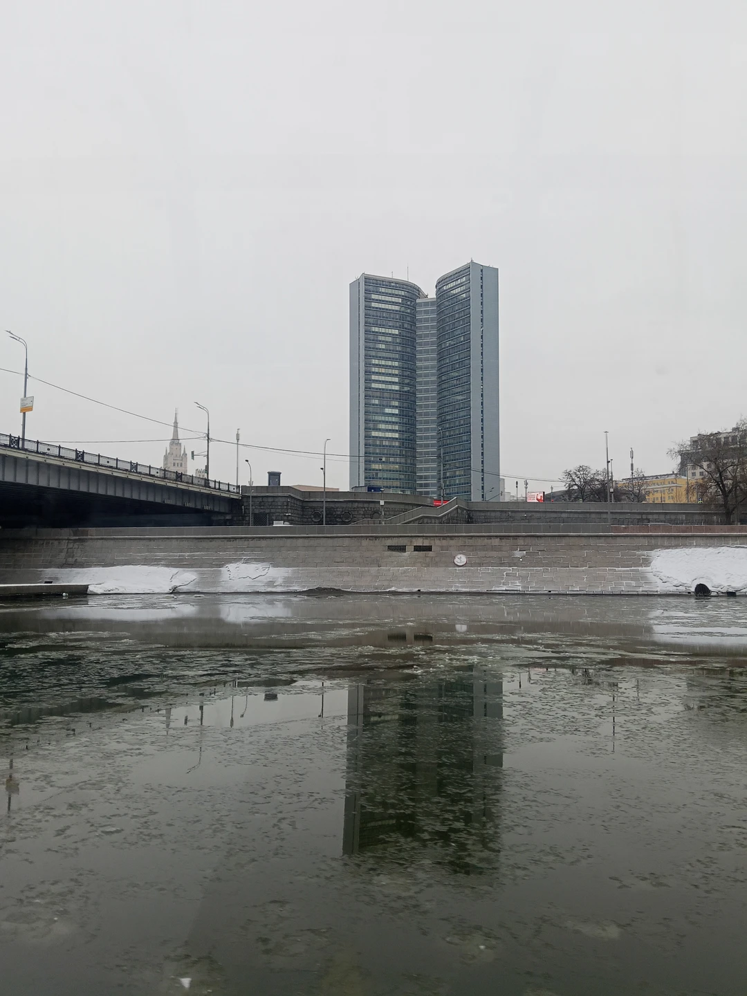 Путешествие к небоскрёбам Москвы-Сити по реке на аквабусе (Елена)