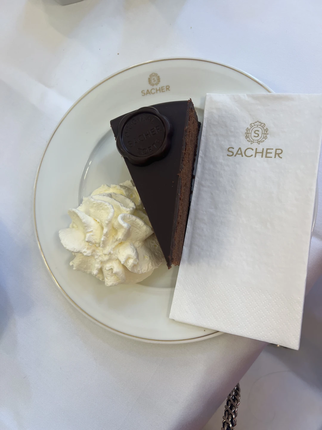 Ольга - эрудированный гид и собеседник. Экскурсия не утомительна, хотя мы много узнали и посмотрели. Ольга