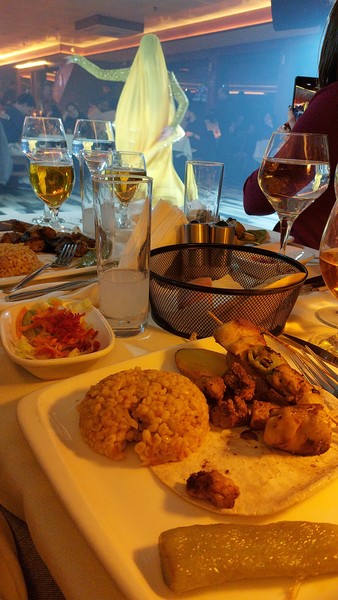 насыщеная программа, вкусно очень, траектория - по Босфор, со всех сторон красный мост. места достались возле