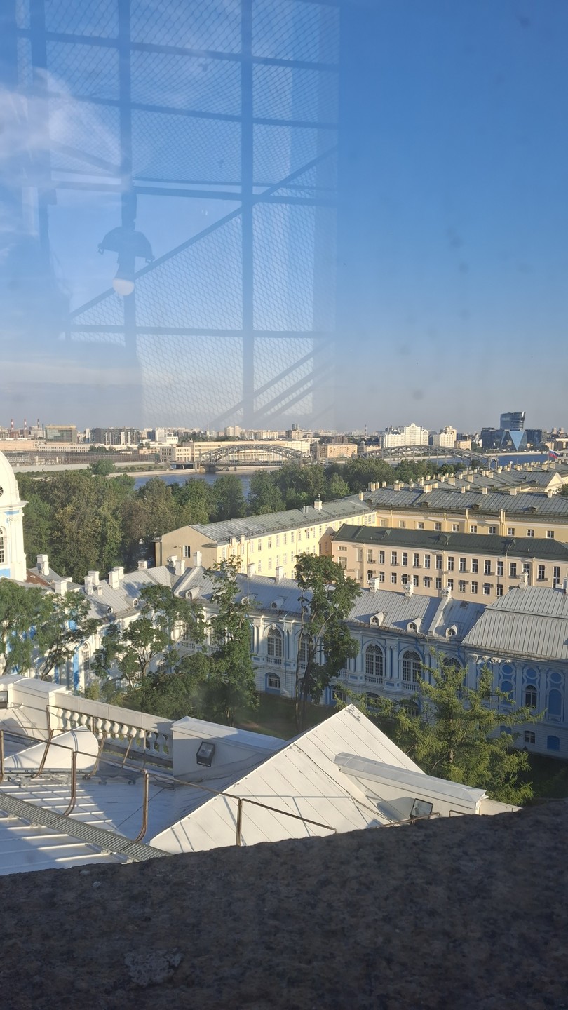 Виды красивые, особенно на Неву, Большеохтинский мост. На площадке есть смотровой бинокль, можно рассмотреть купола Исаакиевского,