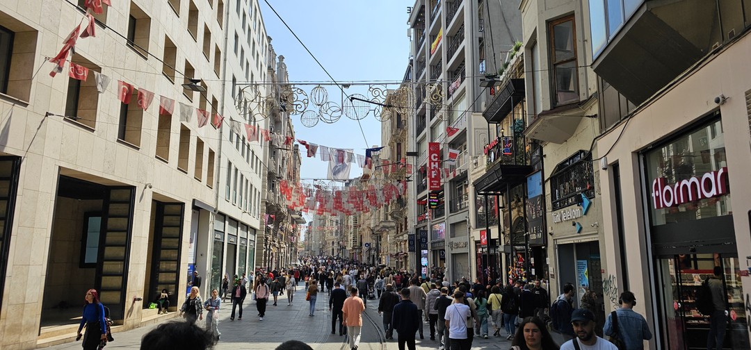 Друзья, сегодня с семьёй побывали в сказочном Стамбуле, который показал нам Кемаль. Получили незабываемые впечатления от