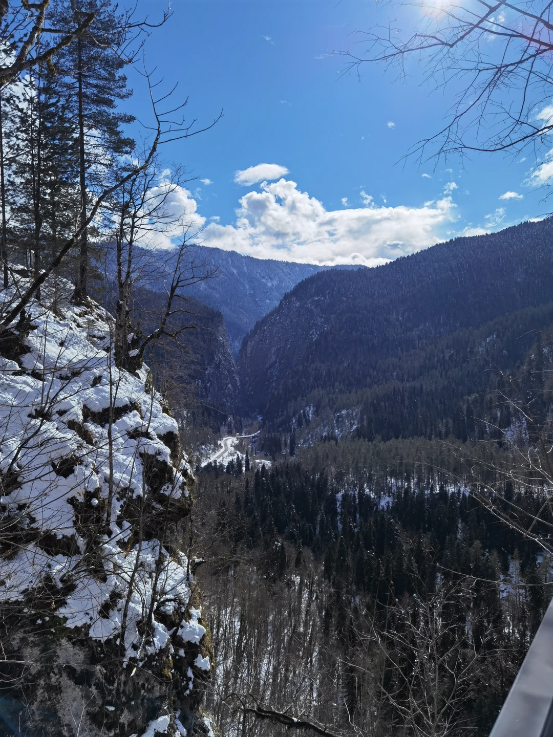 Чудесная экскурсия, чтобы открыть для себя Абхазию. Невероятной красоты виды и дорога, которая сопровождается легендами, историей