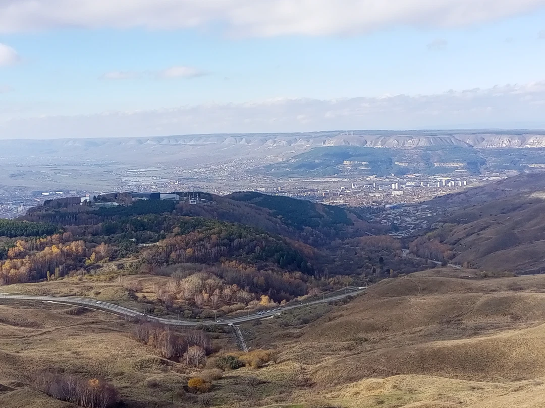 Дмитрий замечательный гид, который в свои поездки вкладывает всю душу. Маршрут авторский и самому такое никогда