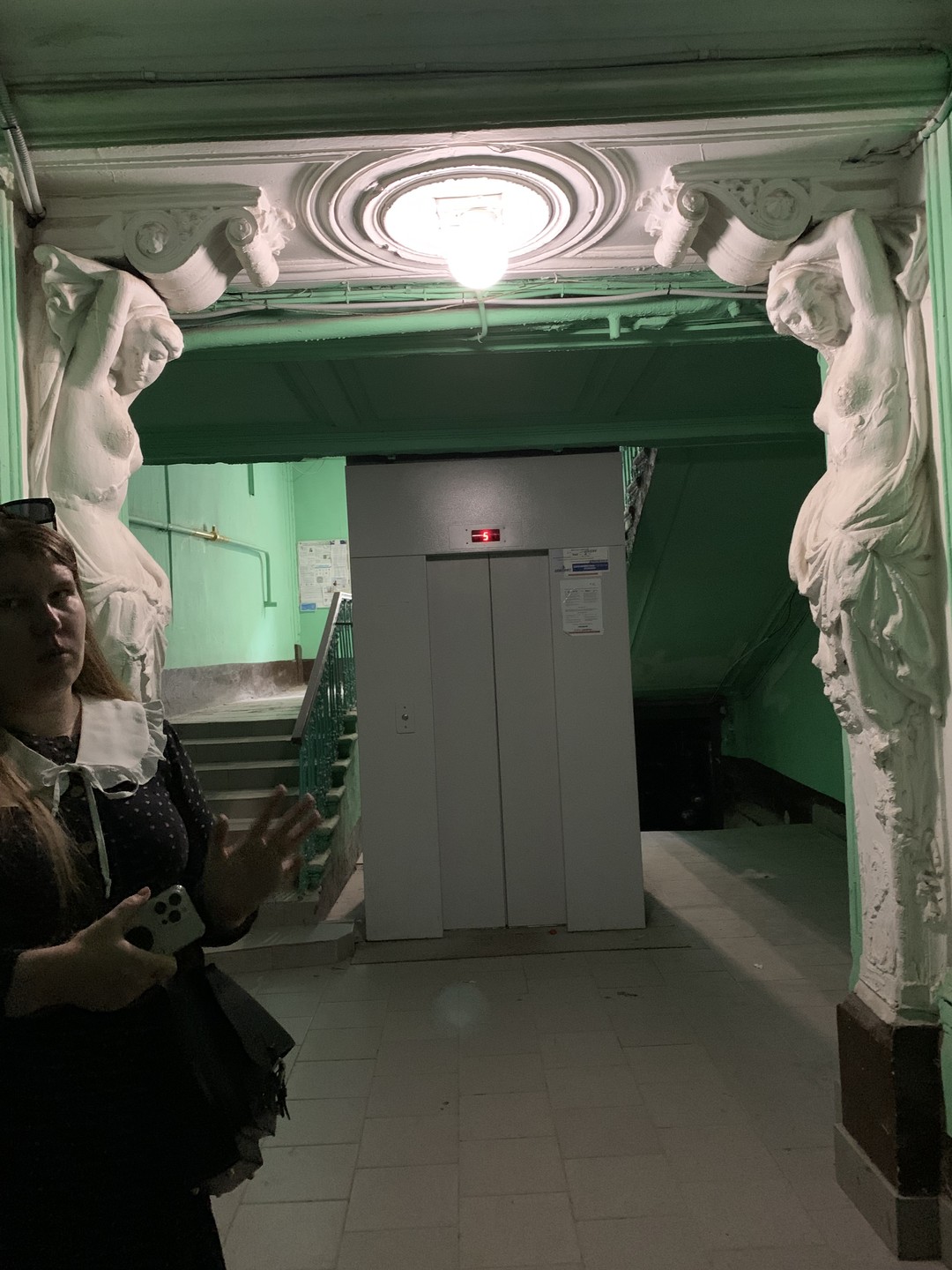 Экскурсия привлекла темой истории прототипов фильма «Восток-Запад». Побывать в квартире исторических персонажей этого фильма - бесценное впечатление.