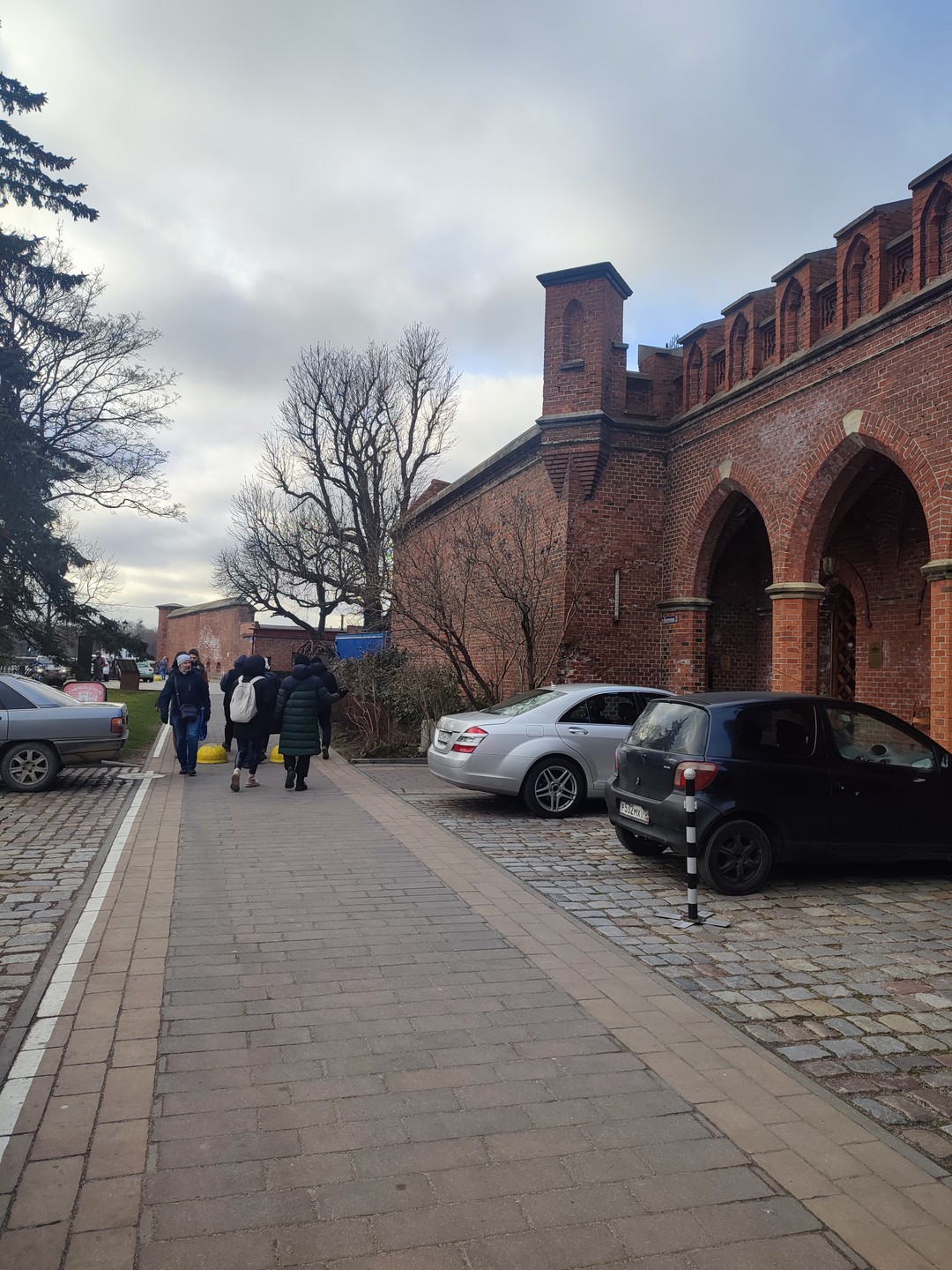 Если вам близок формат лайт, то вам сюда! Непринужденно, без обилия дат, сложных имен и названий.