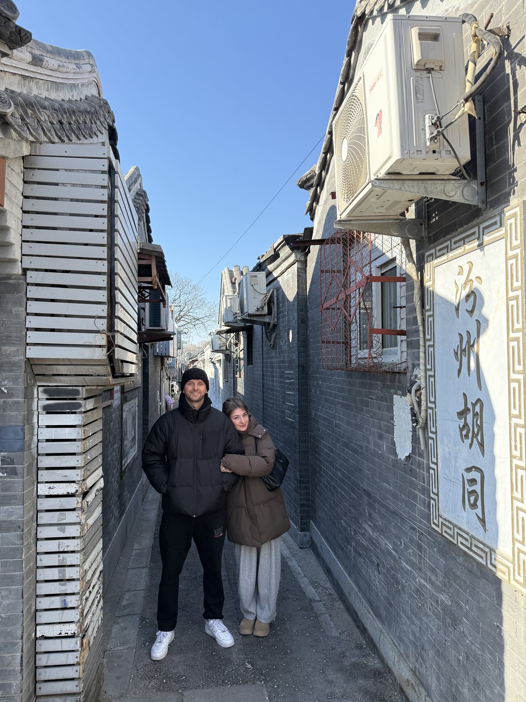 Гид Евгений встретил нас прямо в отеле, что было очень удобно. Прошлись по старинным улочкам, попробовали