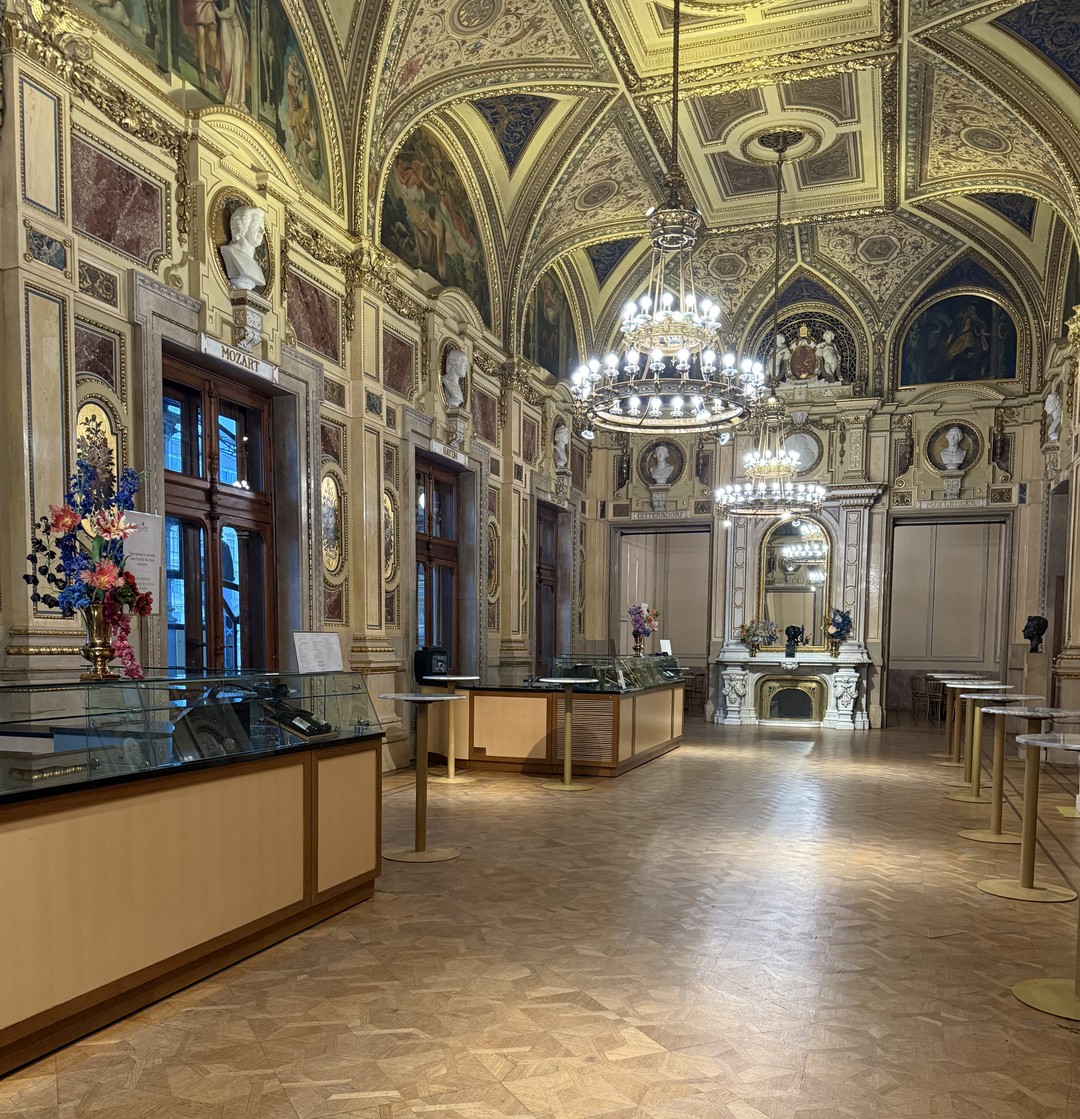 Экскурсия нам понравилась, но от самого здания оперы я, наверное, ожидала большего. Елена очень интересно рассказывала