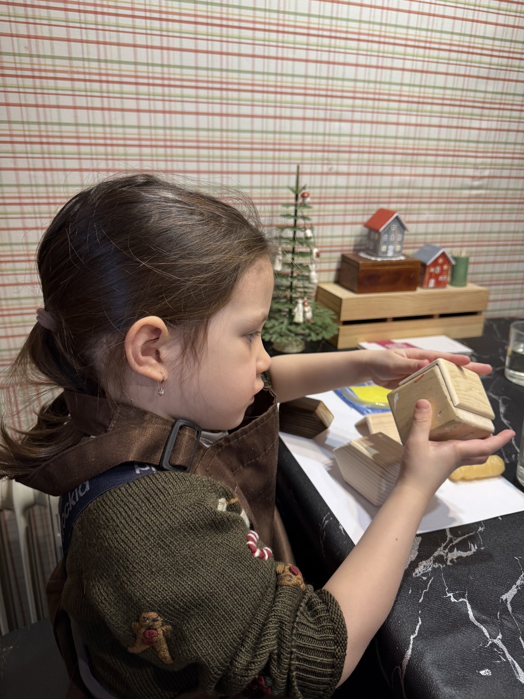 Нам с семьей очень понравился мастер класс. Были с детьми 3х и 4х лет, Екатерина не растрялась и отлично смогла их увлечь! Спасибо!