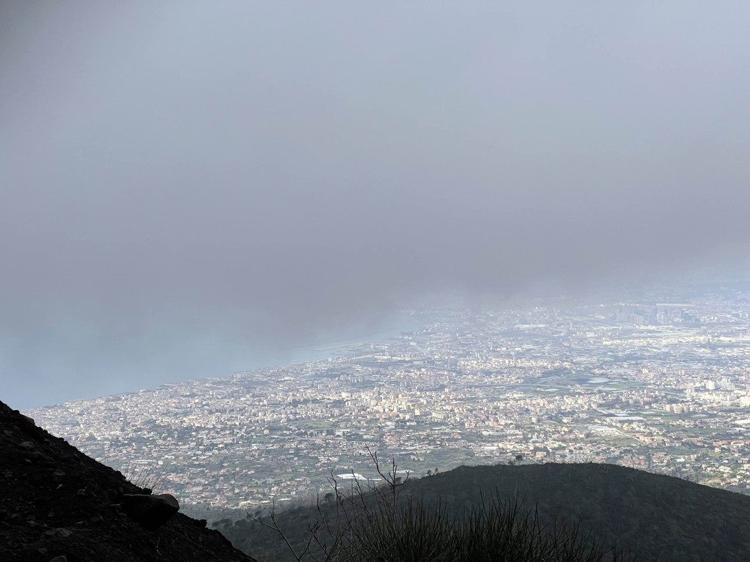 Ирина супер гид, очень все хорошо рассказала про Везувий, про помпеи и про Неаполь))