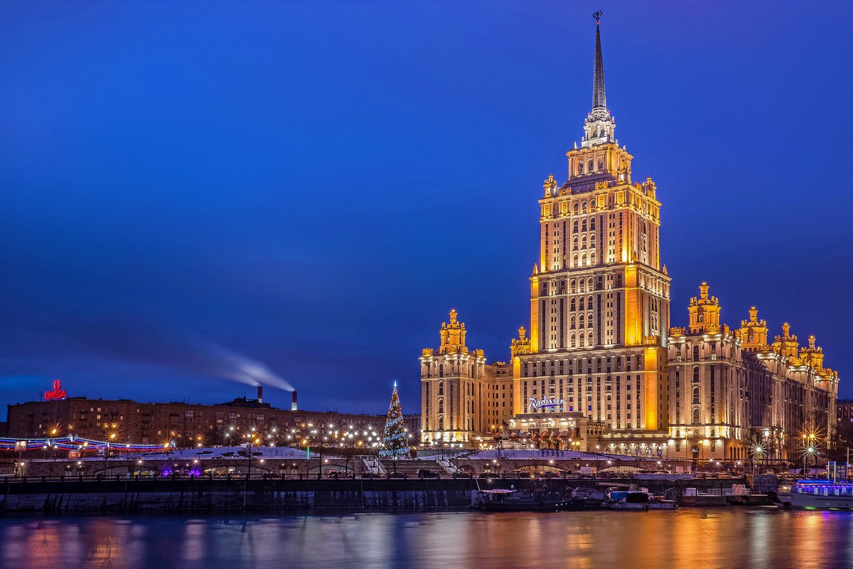 По сталинским высоткам