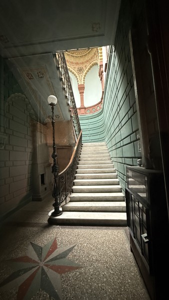 Экскурсия великолепная! Максим, по-моему мнению, экскурсовод экстра класса, супер профессионально, и при этом очень интересно, логично