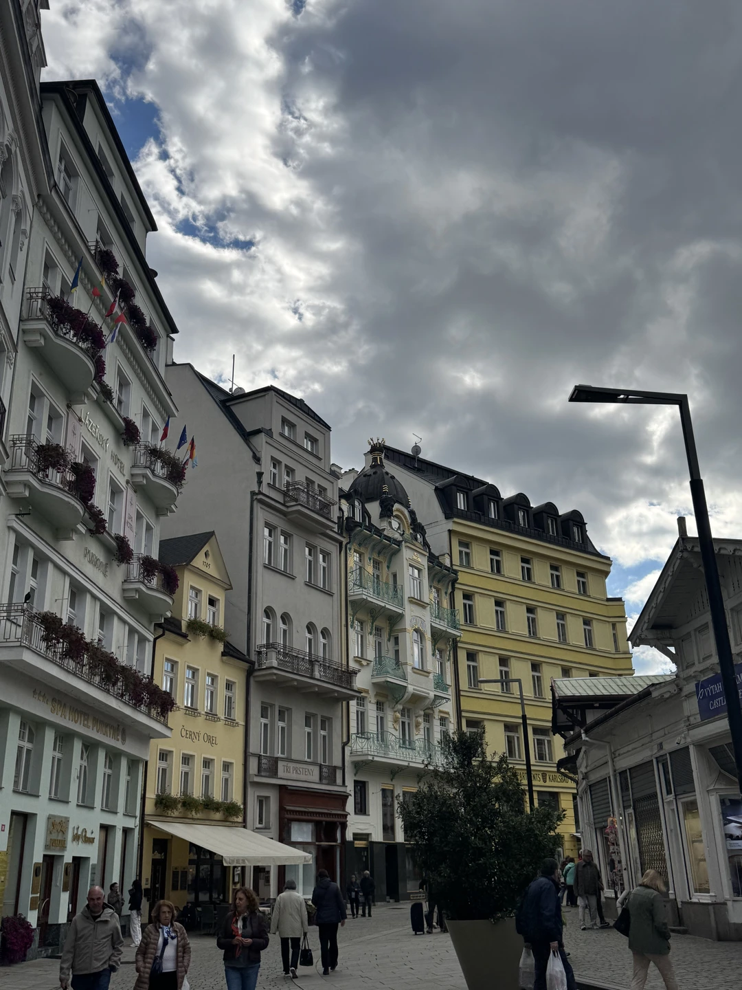 Недавно побывали на экскурсии из Праги в Карловы Вары и замок Локет — это было просто