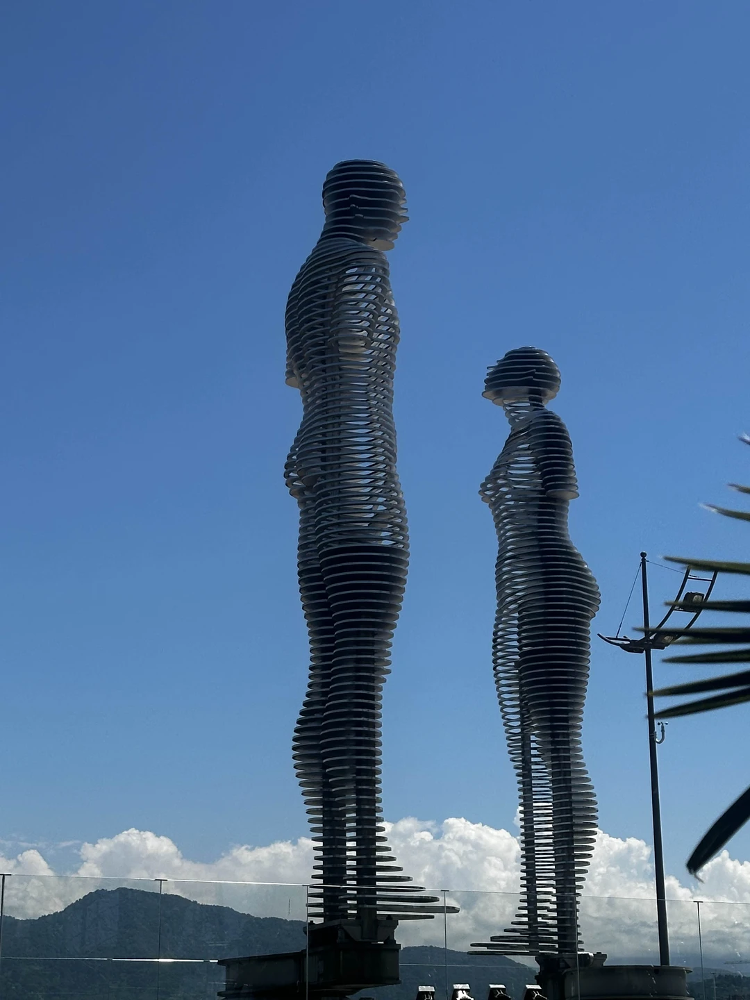 У нас был гид Малхаз, сразу на двух языках рассказывал про города, истории каждой достопримечательности, нам