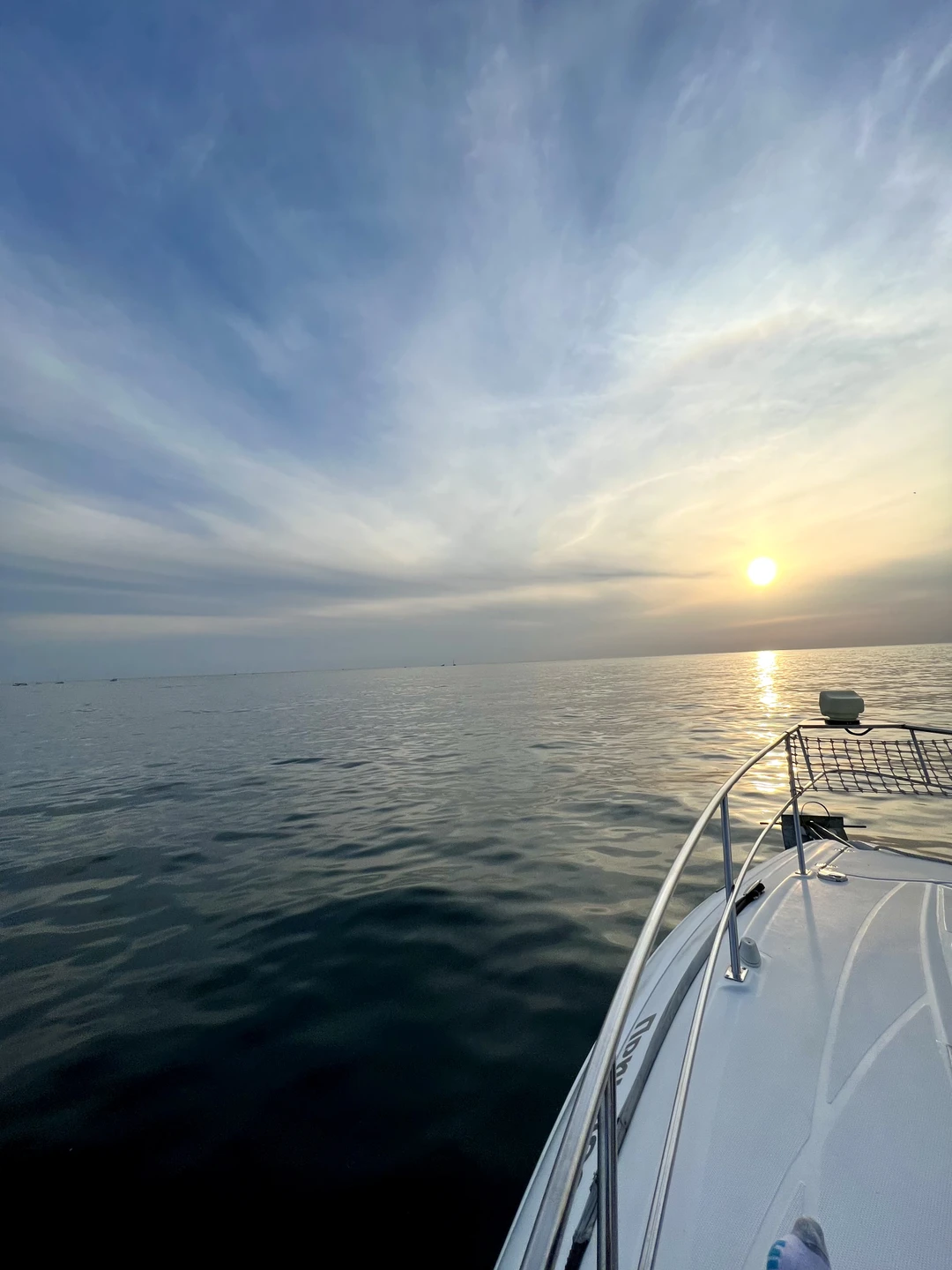 Отличная морская прогулка: от коммуникации с организатором до выхода на пирс после прогулки. «Катер» чистый - будьте готовы разуться:)