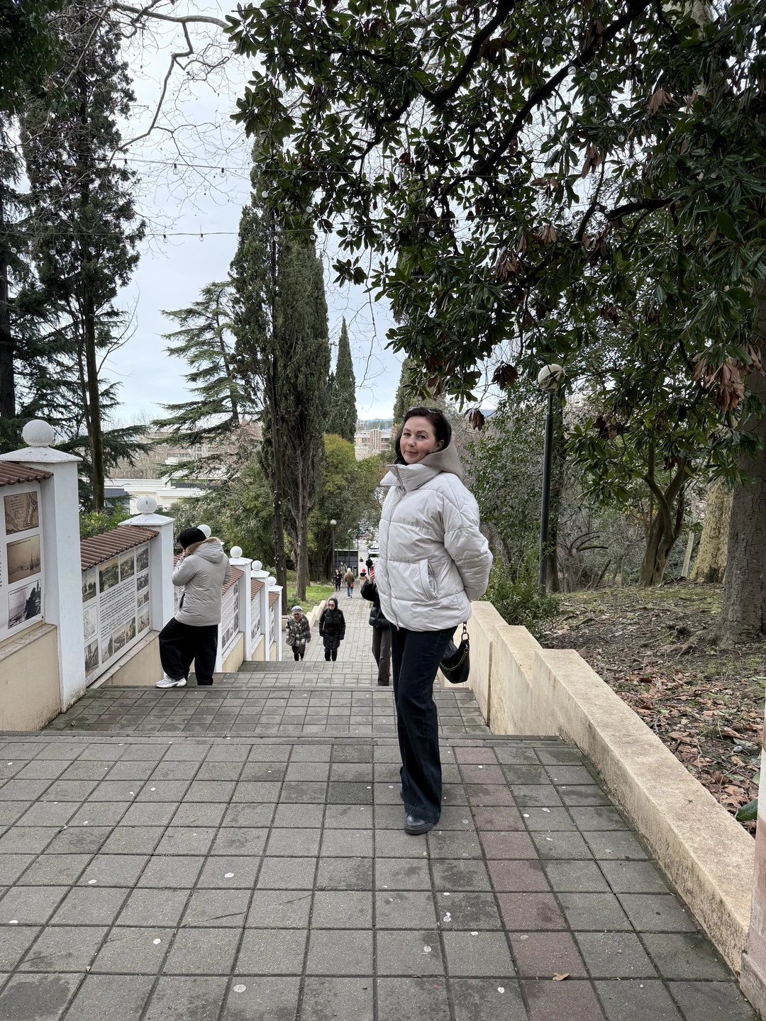 Очень приятная гид Эльза с упоением рассказывает о главных достопримечательностях Сочи. Очень доходчиво, красиво и не