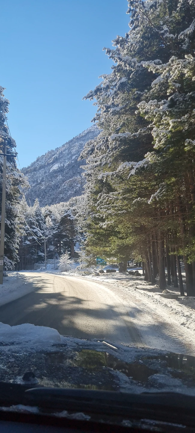 Поездка на Эльбрус зимой — это особое переживание, совсем не похожее на летние путешествия. Здесь всё