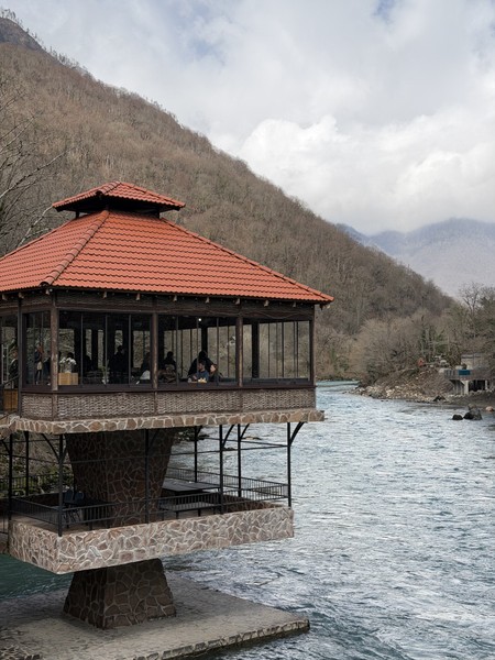Экскурсия была организована отлично. Гид замечательный, очень приятный, внимательный и ненавязчивый человек. Никаких «навязанных» остановок не