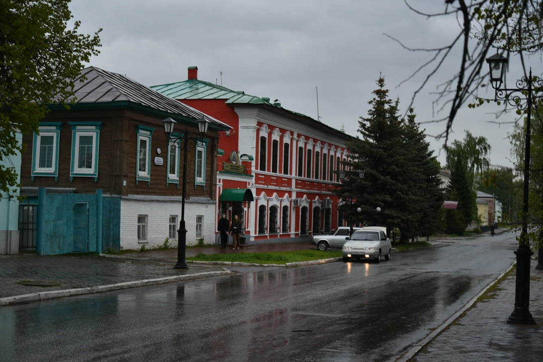 Отличные гид-сопровождающий и гид-экскурсовод по городу! Прекрасные экскурсоводы в музее! Но очень мало времени на сам