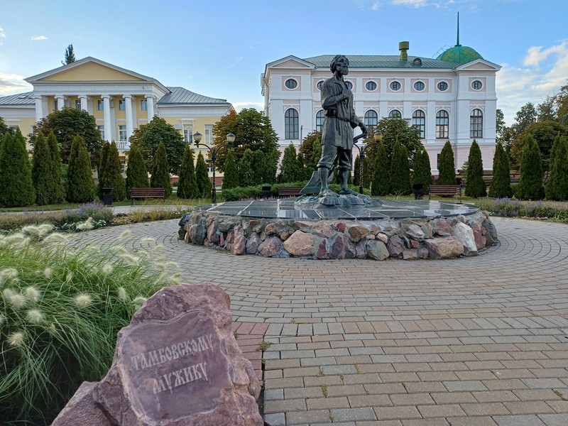 Купец торгом, мужик горбом, поп горлом