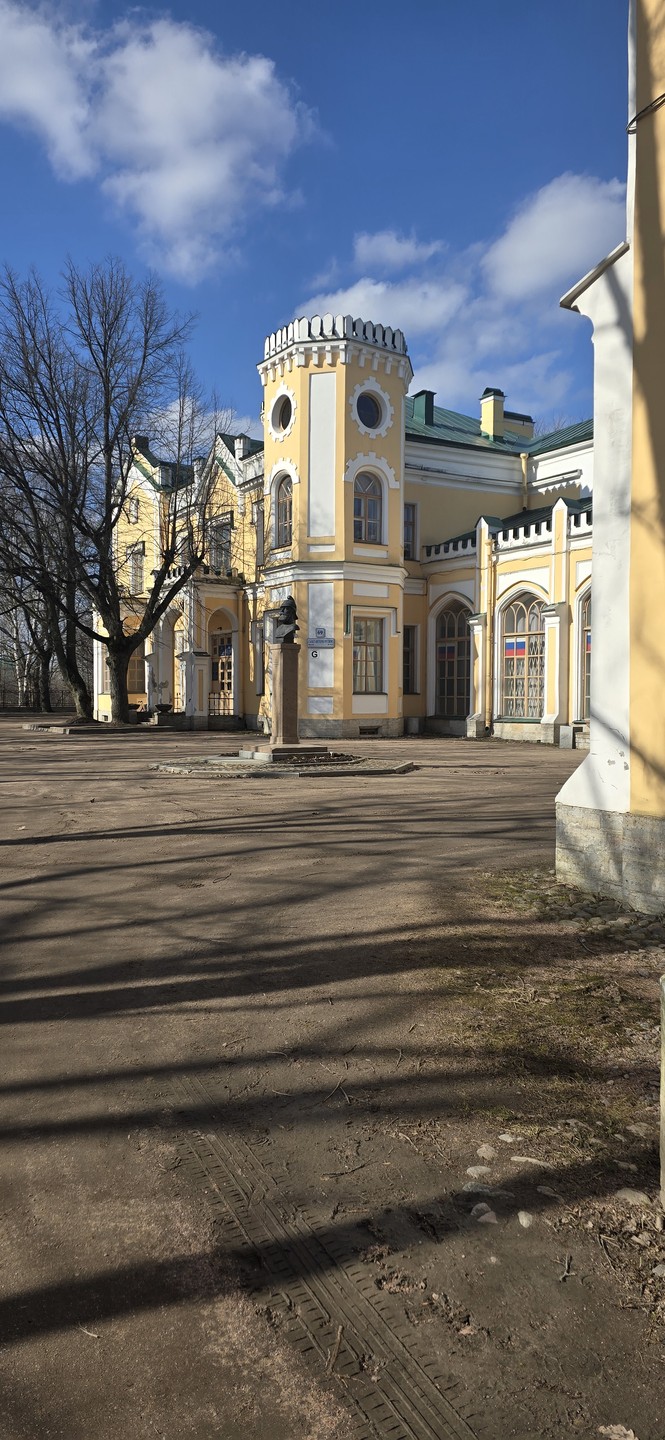 Ну что сказать? Стрельна действительно прекрасная, погода практически летняя, гиду Вячеславу - браво!!! Замечательная экскурсия, ещё