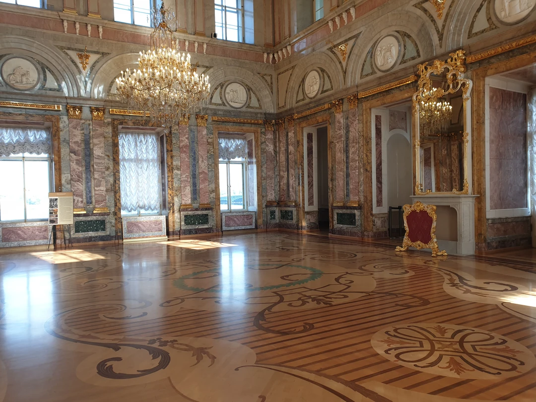 Сразу хочу пояснить за что я поставила на одну звезду меньше. Представители агенства анонсируют показ парадных