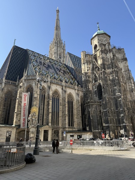 Очень понравился такой формат аудио-экскурсии! Получилась интересная обзорная прогулка по городу без чрезмерного количества исторических фактов.