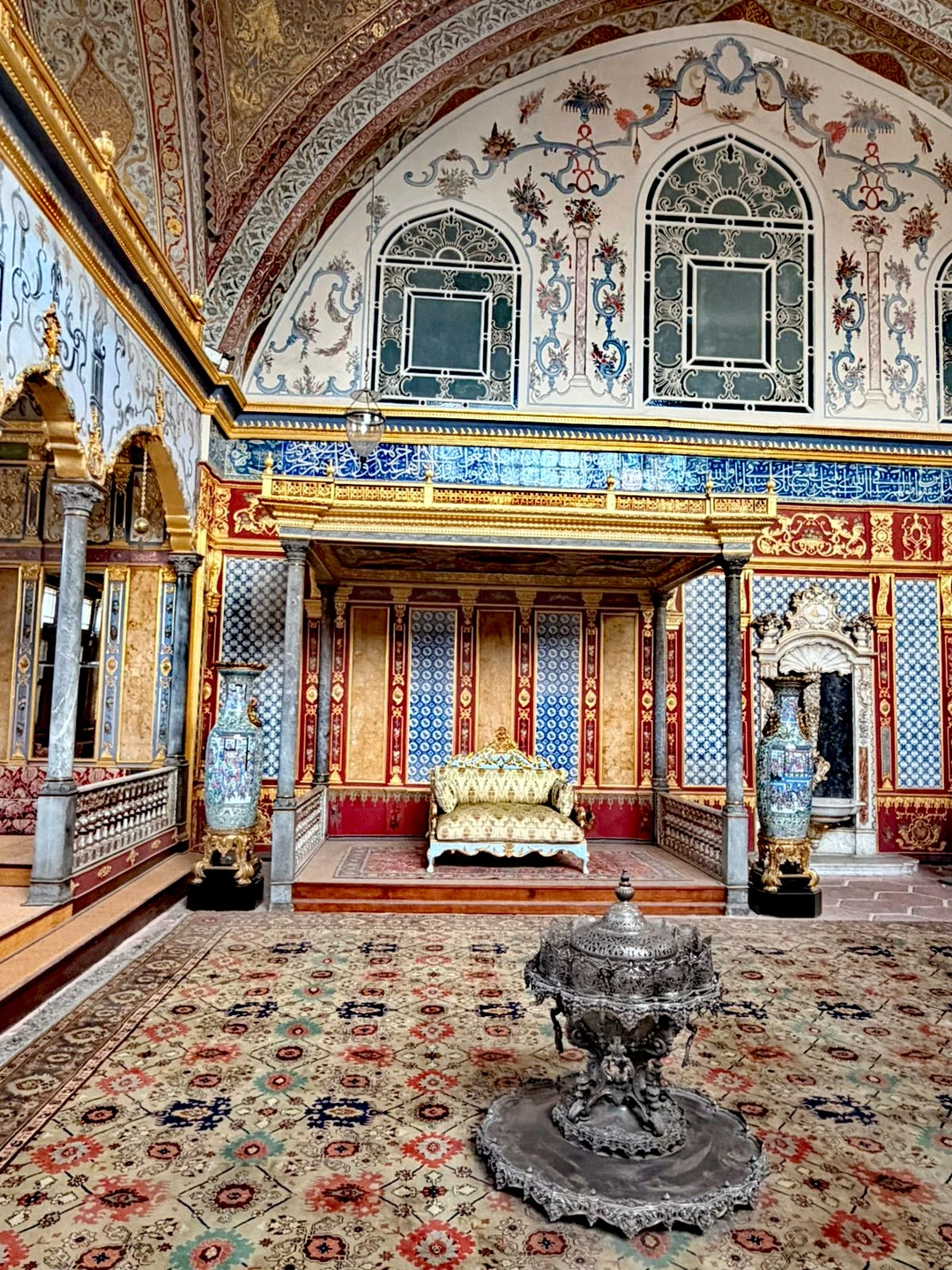 Посетили Дворец Топкапы с экскурсоводом Рашидом. 3 часа пролетели незаметно. Рашид - грамотный специалист, настолько интересно