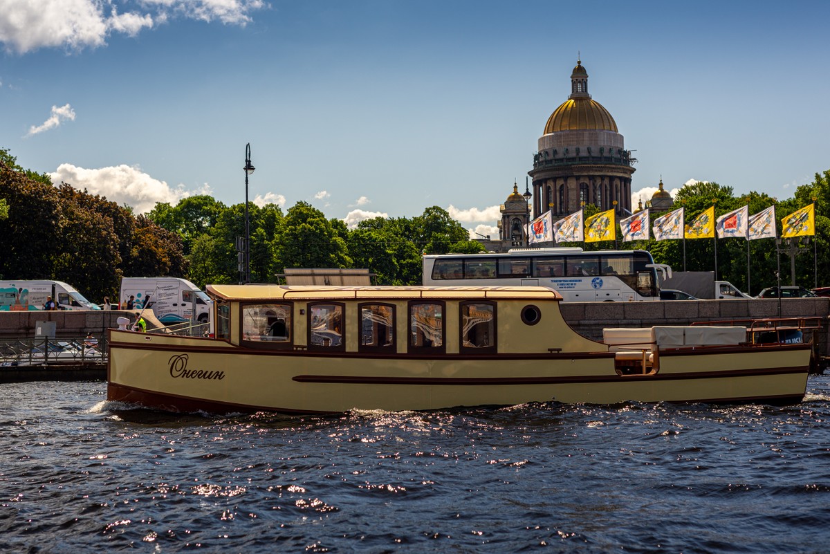 Индивидуальная экскурсия на атмосферном катере «Онегин» (3/12)