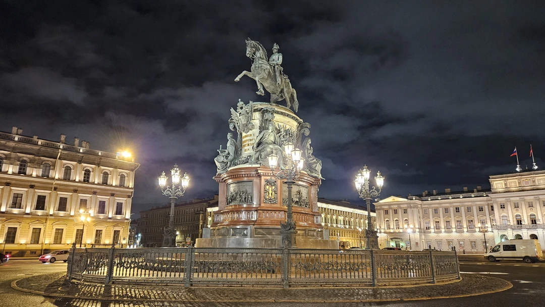 Очень ёмкая и насыщенная информацией экскурсия, сопровождаемая изображениями на планшете. Рассказ Андрея разбивается на истории об