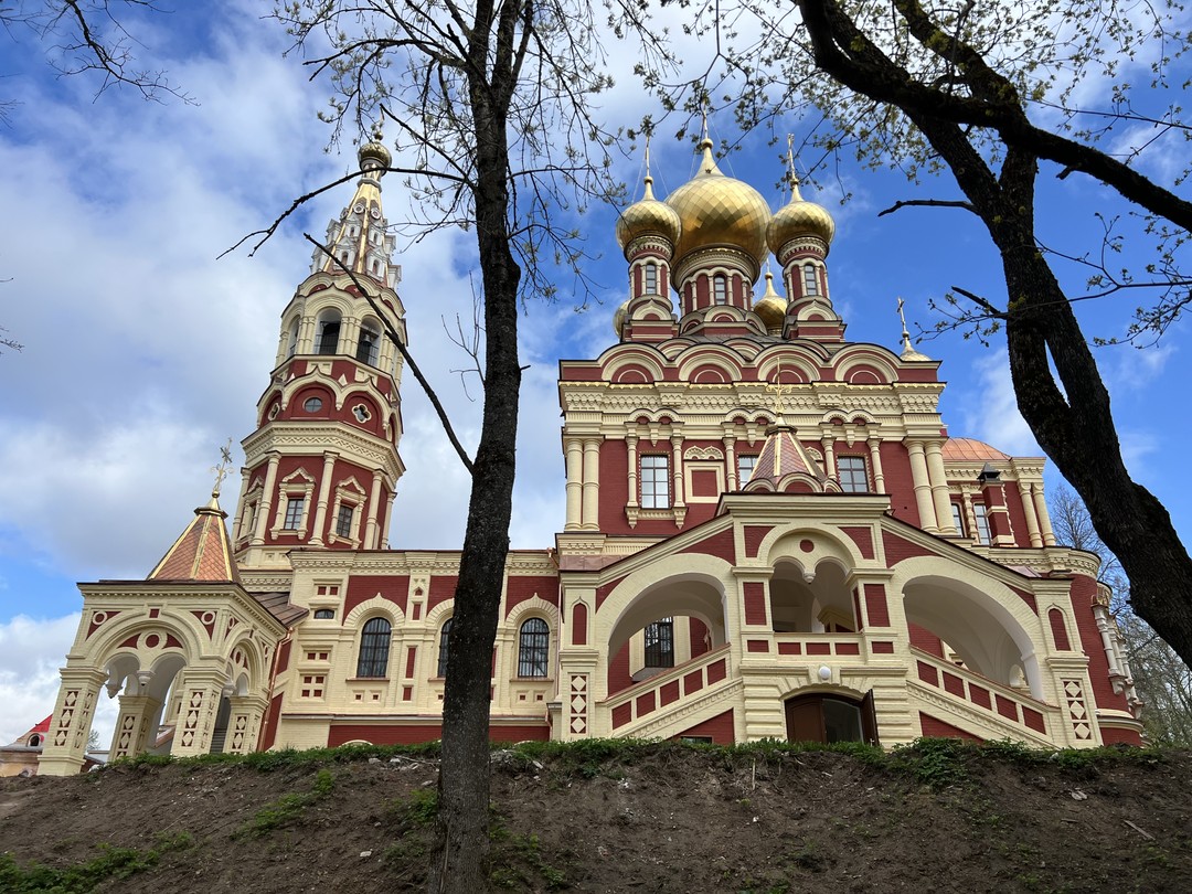 Спасибо за экскурсию. Еще больше истории не помешало бы. Место красивое. Восстановленная церковь впечатляет