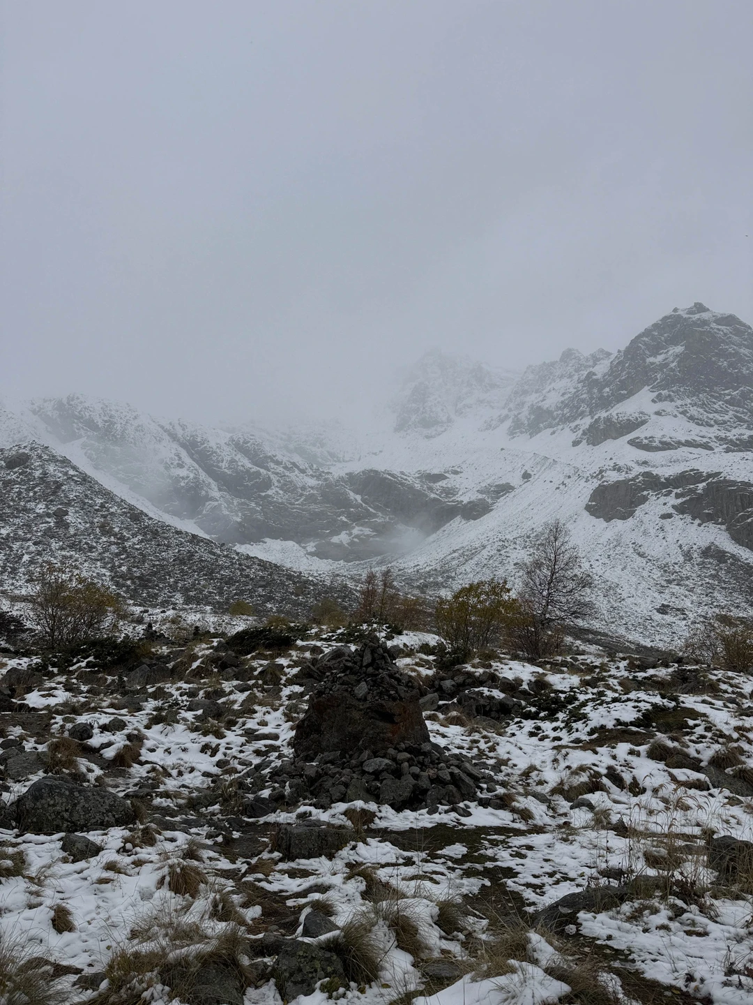 Уллу-тау встретила нас снегом, что добавило изюминку к нашей поездке. Гид Камиль окружил группу заботой и интересными рассказами о самой горе и КМВ