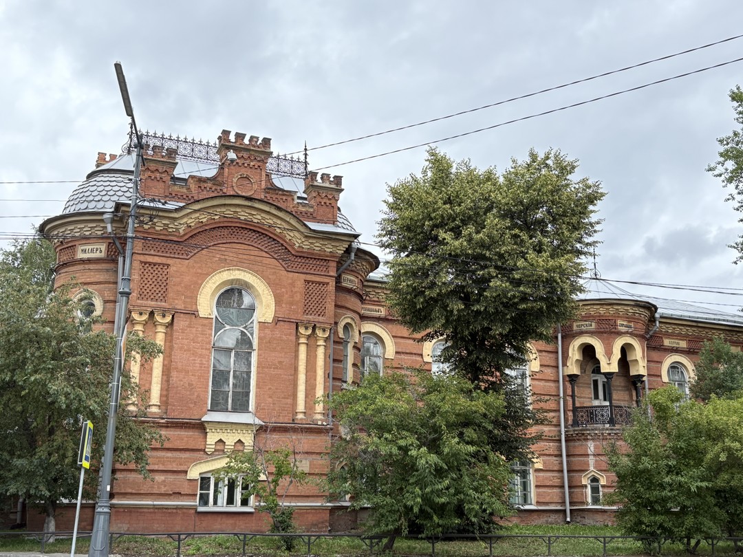 Олег очень хороший гид. Машина у него прекрасная. Нам повезло с форматом экскурсии, так как погода
