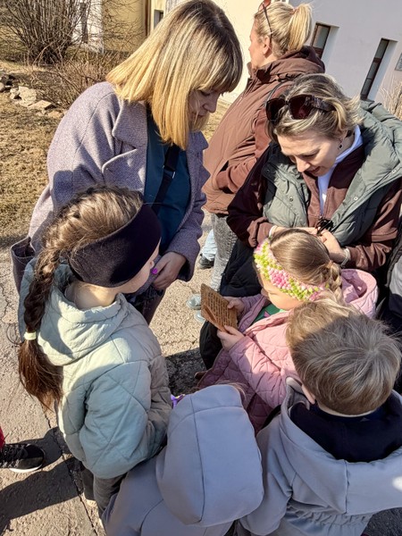 В описании указано до 10 человек, нам разрешили своей компанией из 14 без доплат
