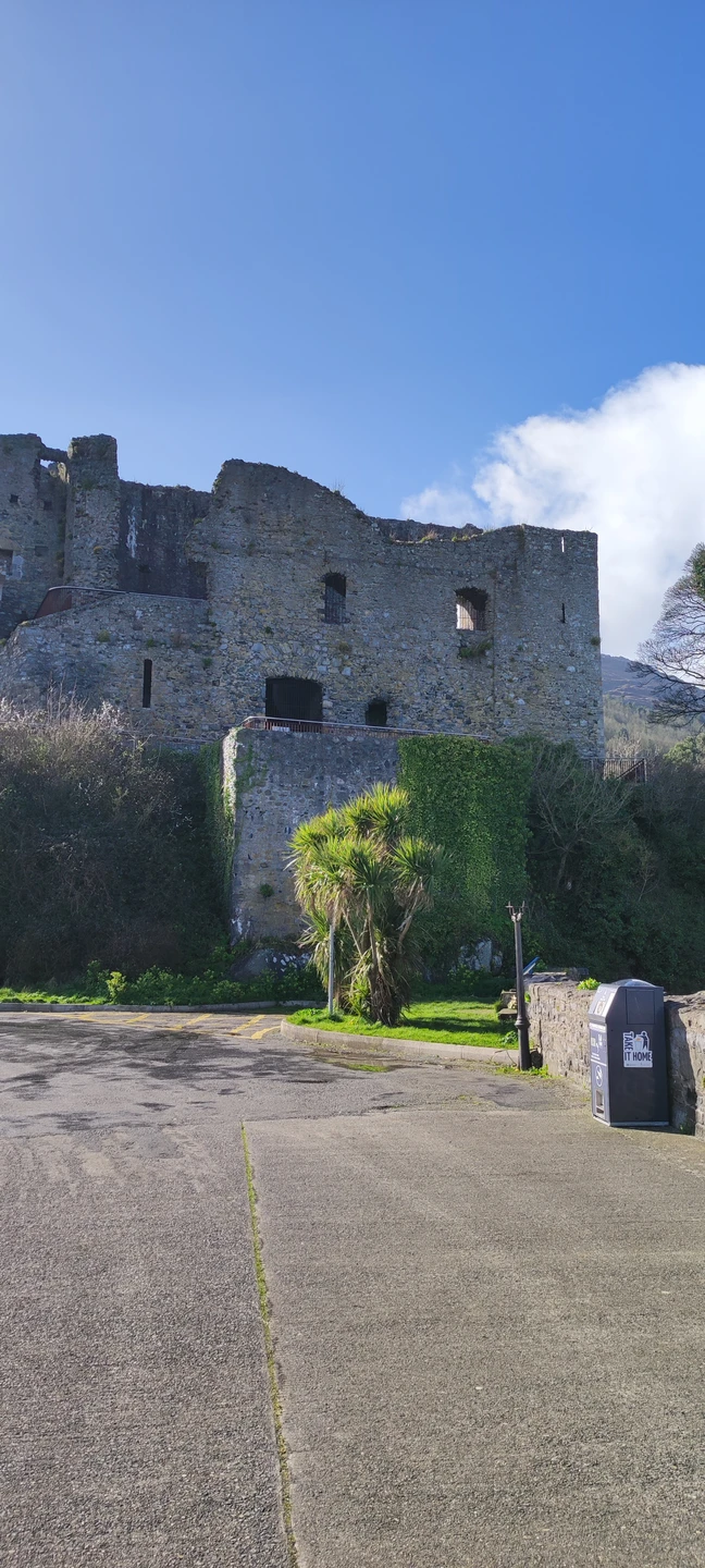 Всё было очень интересно. Удивительные развалины старинных замков, очаровательное побережье, получилось полюбоваться тюленем. Очень вкусный и