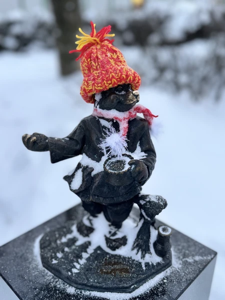 Сергей очень приятный интеллигентный человек, рассказывал много. Автомобиль был теплый и уютный. И это все в мороз-20