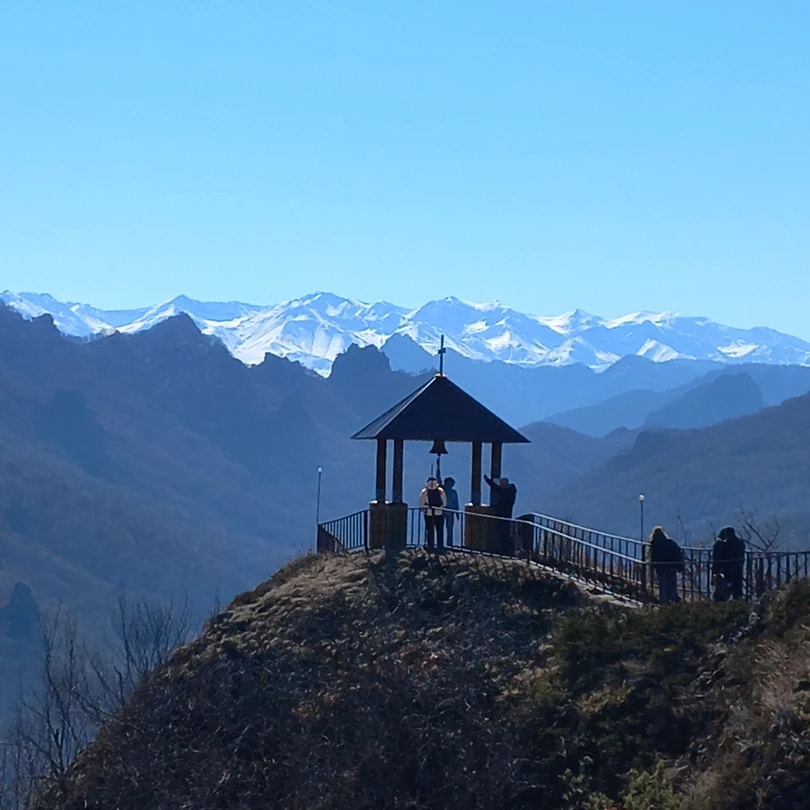 Посетили перевал Гум-Баши и термальные источники, ездили с Олегом Кардановым. Машина хорошая, организатор пунктуален, приятный собеседник