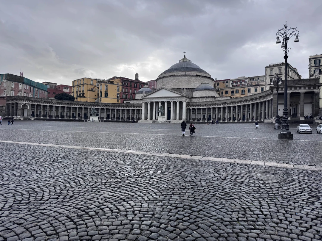 Хорошая экскурсия, чтобы из Рима посетить Помпеи и получить общее представление о Неаполе. Времени в Помпеях