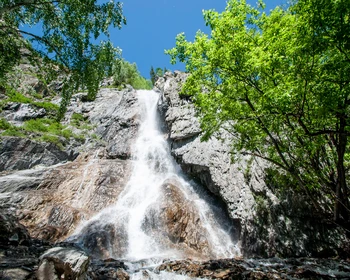 Прогулка к водопадам, горные реки и остров-скала
