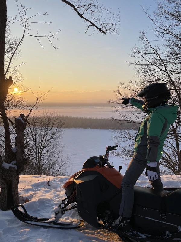 Лысая гора в Самаре: прогулка на снегоходах через зимний лес
