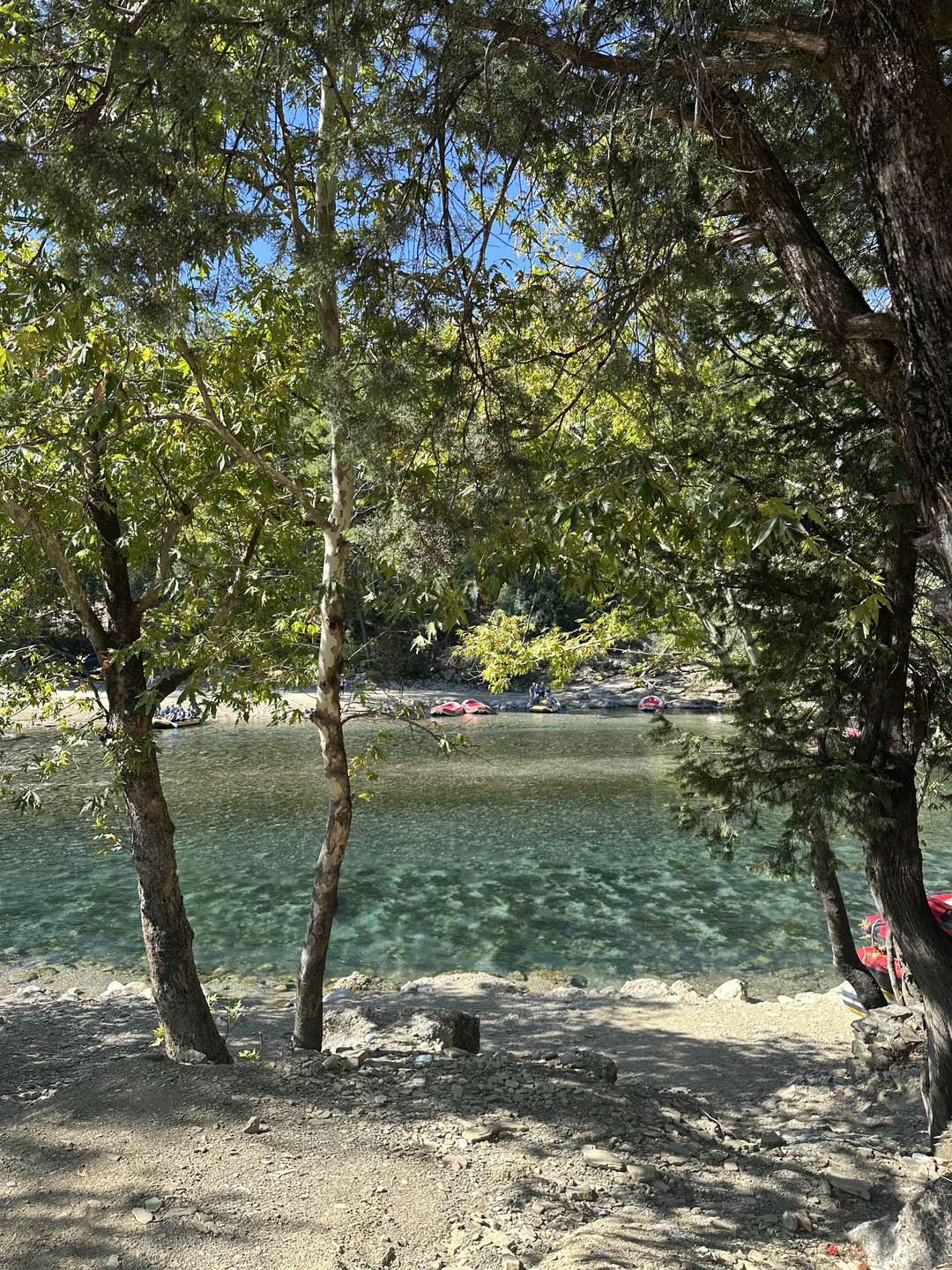 Экскурсия хорошая, сплав по реке спокойный, есть немного порогов, но все безопасно, можно с детьми. Красивые