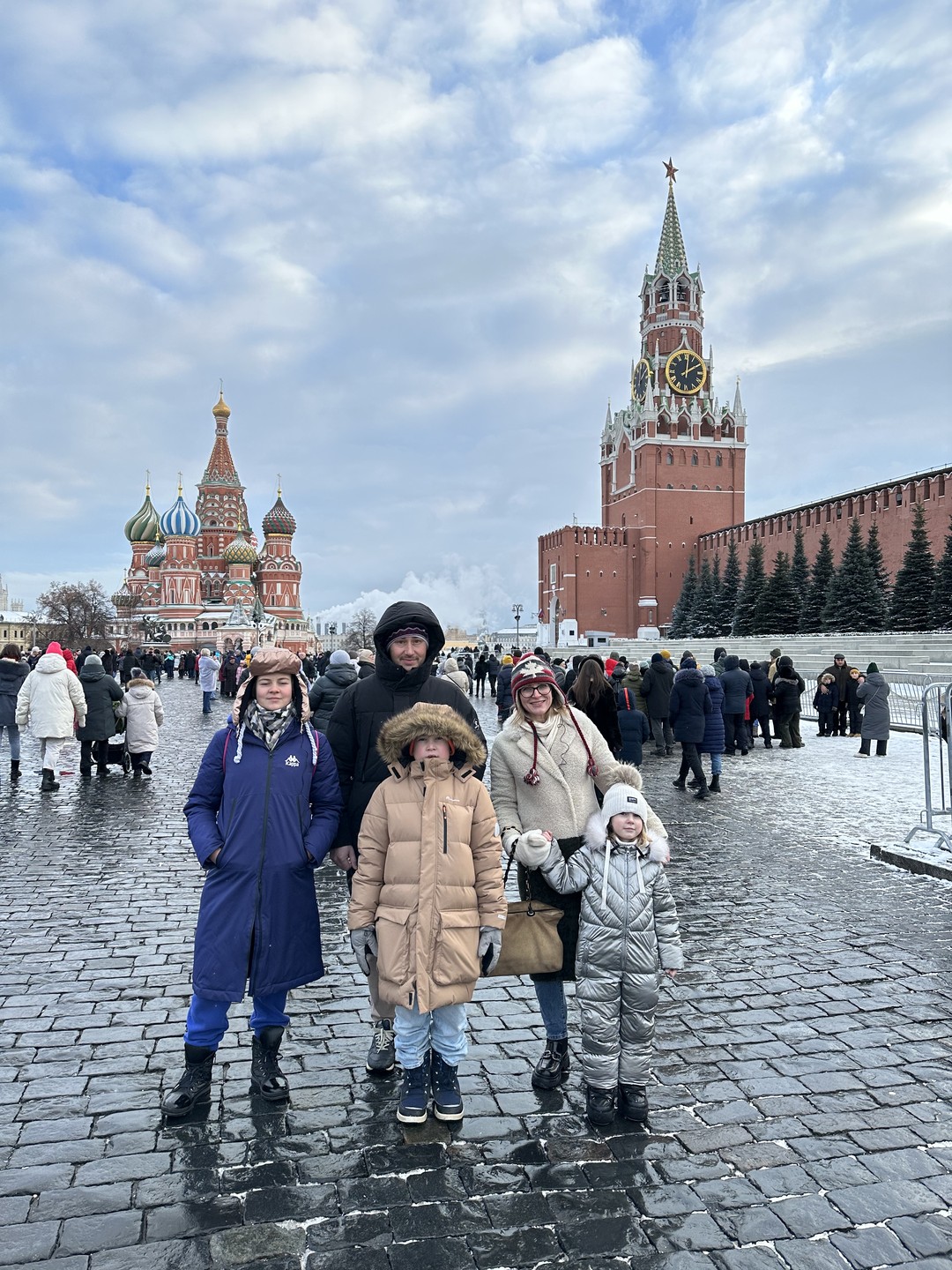 Отличная новогодняя прогулка! Анна - супер гид! Мы гуляли нашей большой семьей с тремя детьми 12,