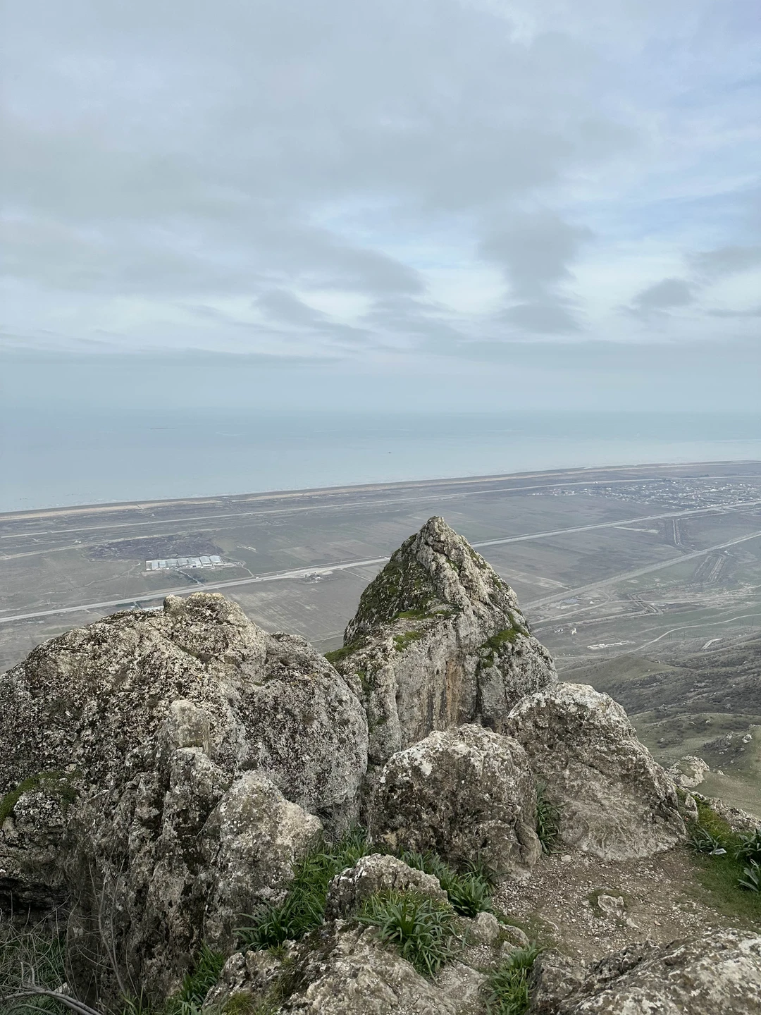 Наша экскурсия с гидом Азиком началась с розового озера и закончилась в рыбном ресторане на каспийском