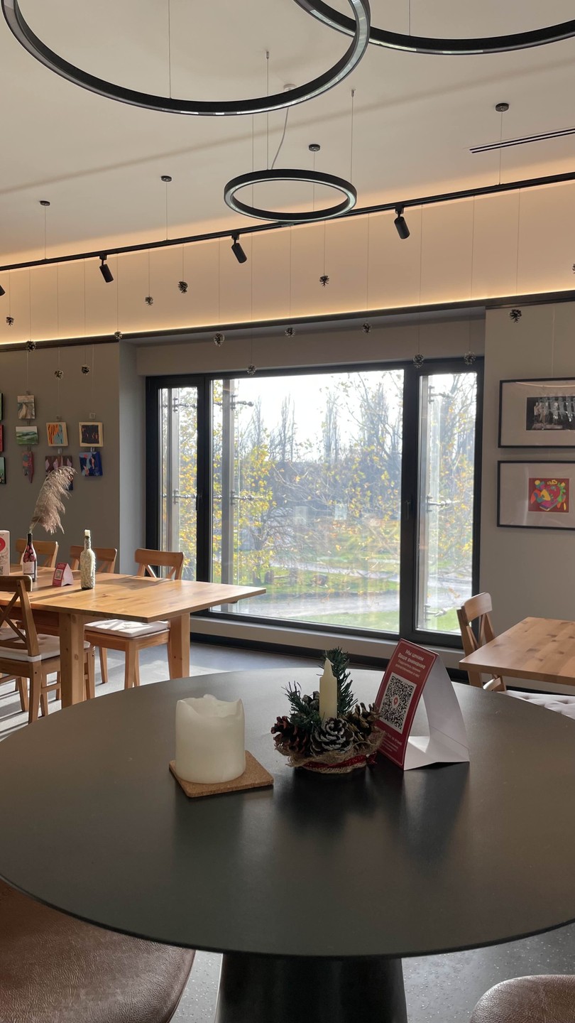 Ездили с Владимиром по винодельням. Очень здорово были выбраны места - красивые, живописные. Владимир аккуратный водитель