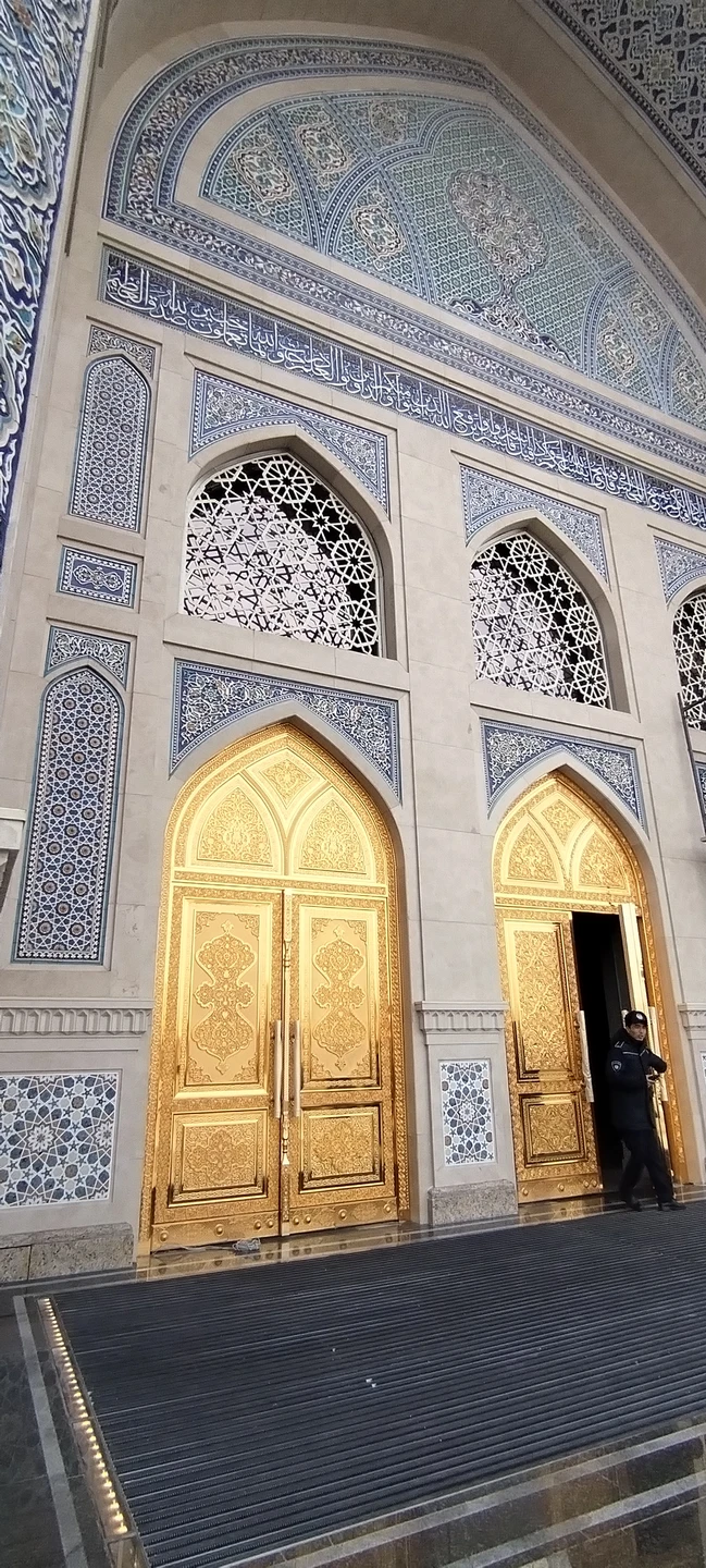 Мы гуляли с Рустамом по старому Ташкенту, с которого мы начали знакомство с Узбекистаном. Далее мы