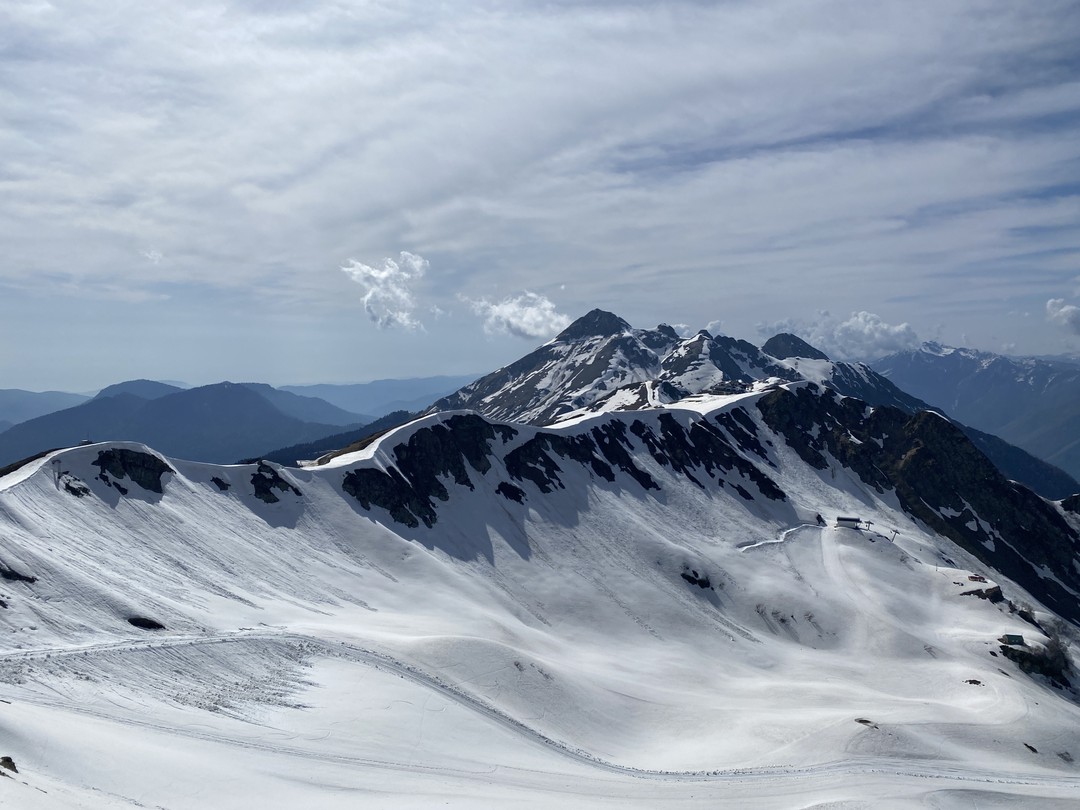 17 мая 2023 ездили с сыном на Красную поляну и Розу Хутор. Очень понравилось. Экскурсовод Екатерина